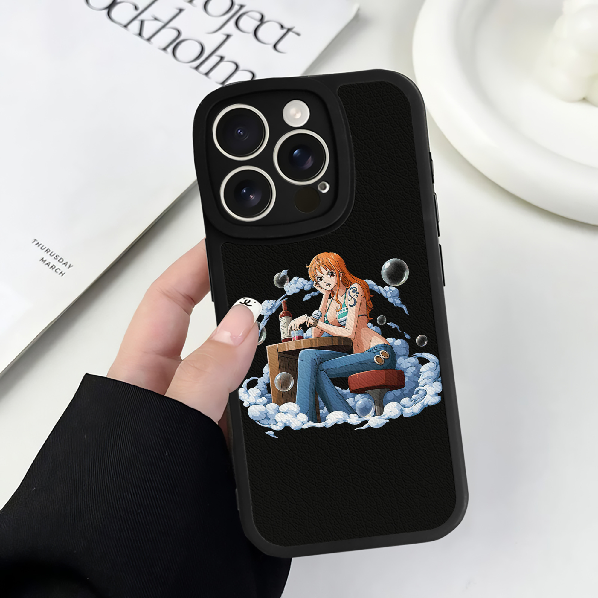 （画像用） ワンピース ナミ ONE PIECE Nami 【iPhone 16シリーズ対応】シリコンスマホケース（レザー調） 材質：シリコン